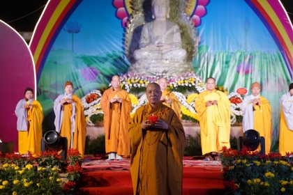 Đêm hoa đăng kính mừng khánh đản Đức Phật A Di Đà tại chùa Thái Lạc